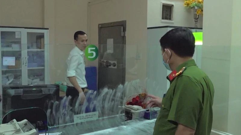 Công an khám nghiệm hiện trường bên trong Phòng giao dịch Tam Phước sau vụ cướp.
