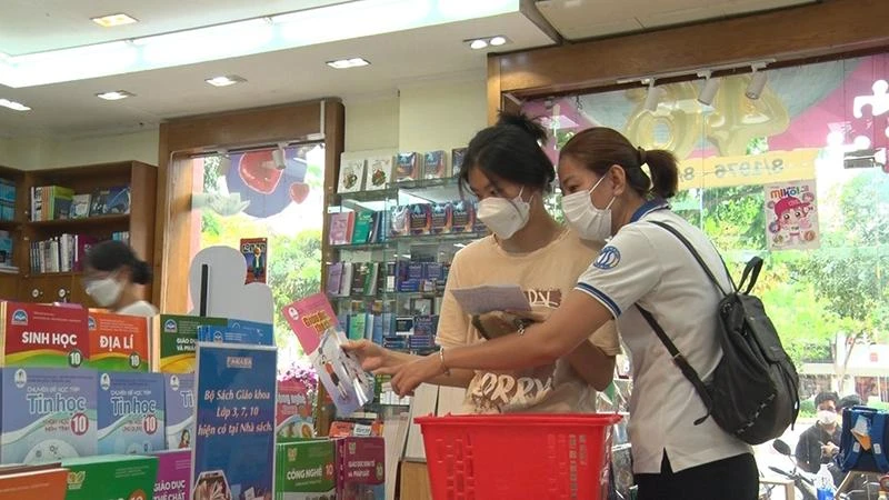 Phụ huynh và học sinh mua sách giáo khoa theo chương trình giáo dục phổ thông năm 2018 tại nhà sách trên địa bàn Thành phố Hồ Chí Minh.