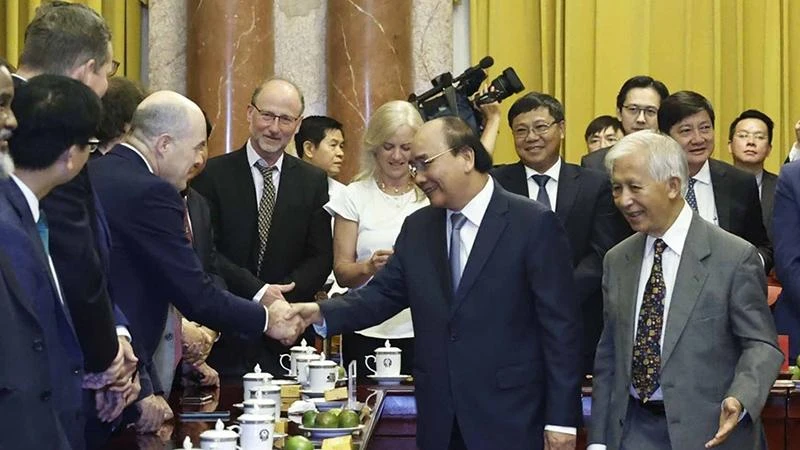 Chủ tịch nước Nguyễn Xuân Phúc và các nhà khoa học quốc tế. (Ảnh: Thống Nhất/TTXVN) 