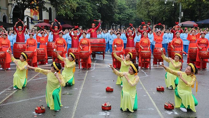 Màn đồng diễn của hơn 2.000 hội viên Hội Sức khỏe ngoài trời người trung, cao tuổi thành phố Hà Nội.