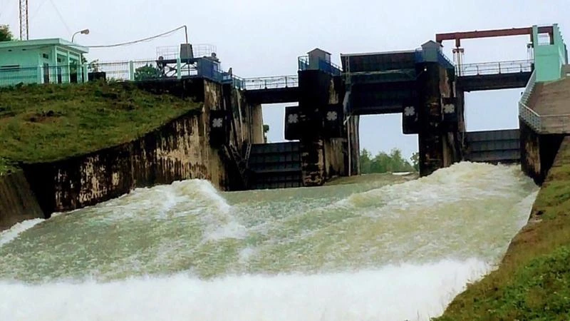Ban quản lý vận hành tràn xả nước hồ Yên Mỹ.