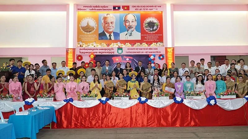 Các đại biểu cùng các đội tham gia cuộc thi chụp ảnh lưu niệm. (Ảnh: TRỊNH QUỐC DŨNG)