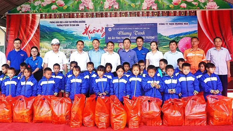 Trao tặng áo ấm cho học sinh Trường phổ thông dân tộc bán trú tiểu học xã Cao Sơn (Lào Cai).