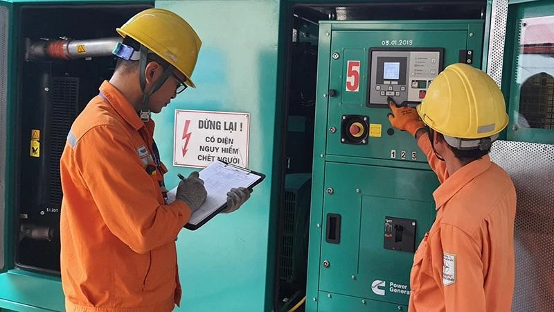 Công nhân Điện lực Điện Biên kiểm tra an toàn kỹ thuật điện.