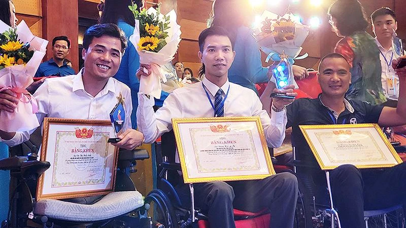Các đại biểu chương trình "Tỏa sáng nghị lực Việt" năm 2022 nhận Bằng khen và các phần quà từ ban tổ chức. 