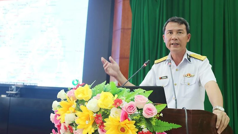 Thượng tá Phạm Ngọc Quý, báo cáo viên Vùng 2 Hải quân thông tin khái quát về Biển Đông tại hội nghị.