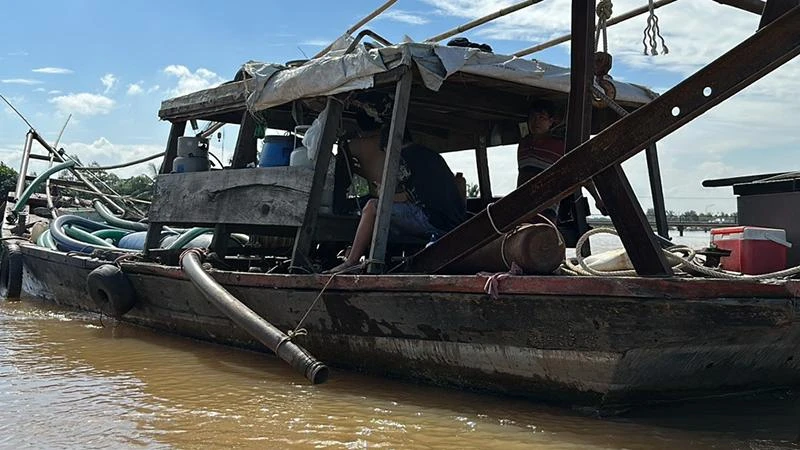 Bắt giữ thuyền khai thác cát trái phép trên sông Đồng Nai.