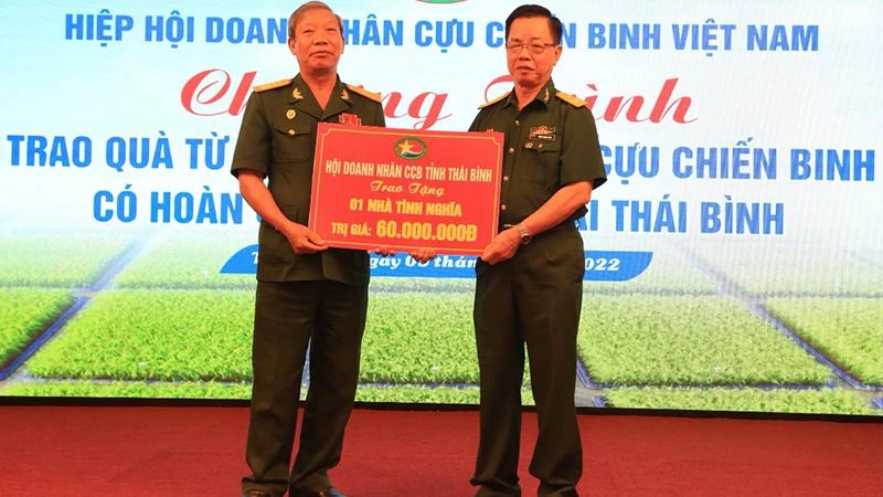 Anh hùng lao động Trần Mạnh Báo, Chủ tịch Hội Doanh nhân cựu chiến binh tỉnh Thái Bình tặng 1 nhà tình nghĩa trị giá 60 triệu đồng cho cựu chiến binh có hoàn cảnh khó khăn tỉnh Thái Bình.