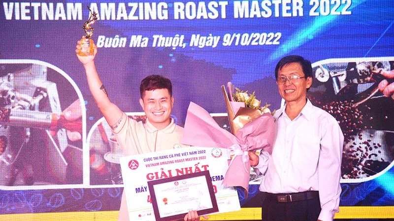 Chủ tịch Hiệp hội Cà-phê Buôn Ma Thuột Trịnh Đức Minh trao giải Nhất cuộc thi rang cà-phê Việt Nam năm 2022 kèm tiền thưởng 30 triệu đồng cho thí sinh Tạ Tuấn Anh đến từ thành phố Hồ Chí Minh.