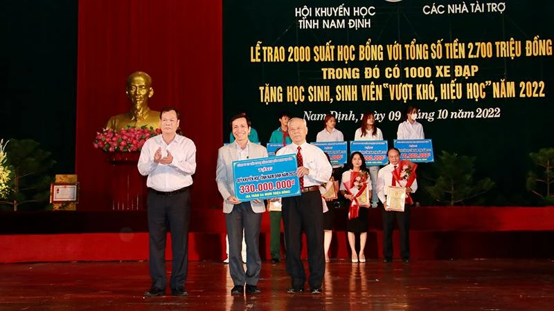 Các nhà tài trợ, nhà hảo tâm trao tiền ủng hộ Quỹ Khuyến học tỉnh Nam Định.