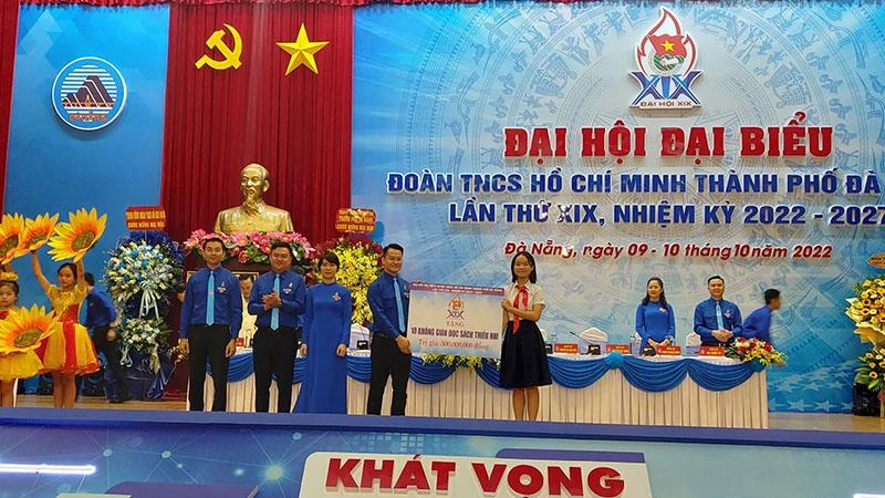 Trao tặng 10 thư viện sách cho thiếu nhi thành phố.