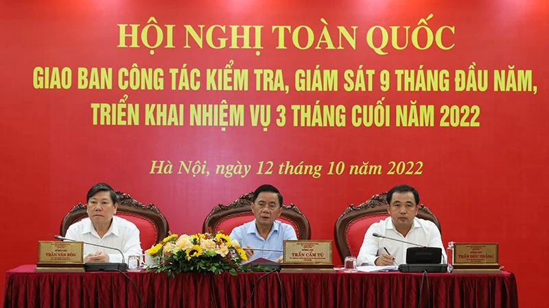 Các đồng chí chủ trì hội nghị.