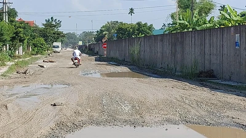 Đường tỉnh 315 thi công dang dở khiến mặt đường xuống cấp nghiêm trọng.