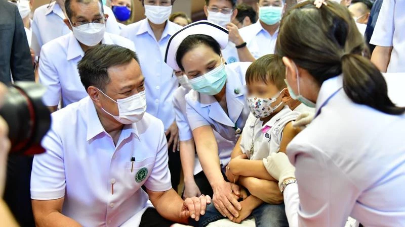 Những trẻ nhỏ đầu tiên được tiêm vaccine ngừa Covid-19 ở Thái Lan. (Ảnh: Bộ Y tế Thái Lan)