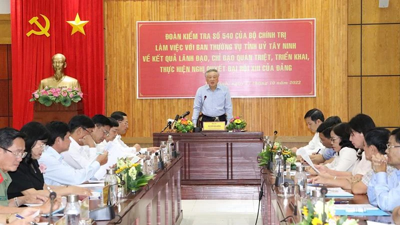 Đồng chí Nguyễn Hòa Bình, Ủy viên Bộ Chính trị, Bí thư Trung ương Đảng, Chánh án Tòa án nhân dân tối cao, Trưởng Đoàn kiểm tra của Bộ Chính trị, phát biểu tại buổi làm việc với Ban Thường vụ Tỉnh ủy Tây Ninh.