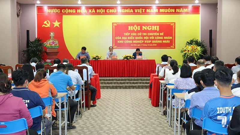 Quang cảnh Hội nghị tiếp xúc cử tri chuyên đề với cán bộ, công nhân Khu công nghiệp VSIP Quảng Ngãi.