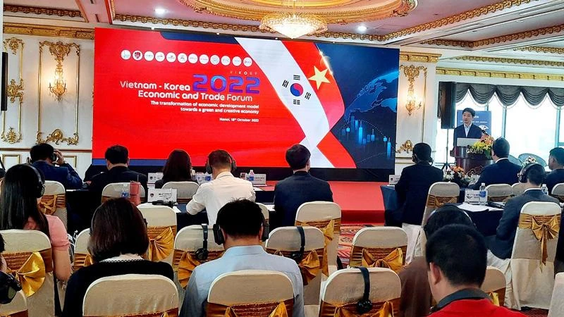 Các nhà nghiên cứu trình bày tại diễn đàn.