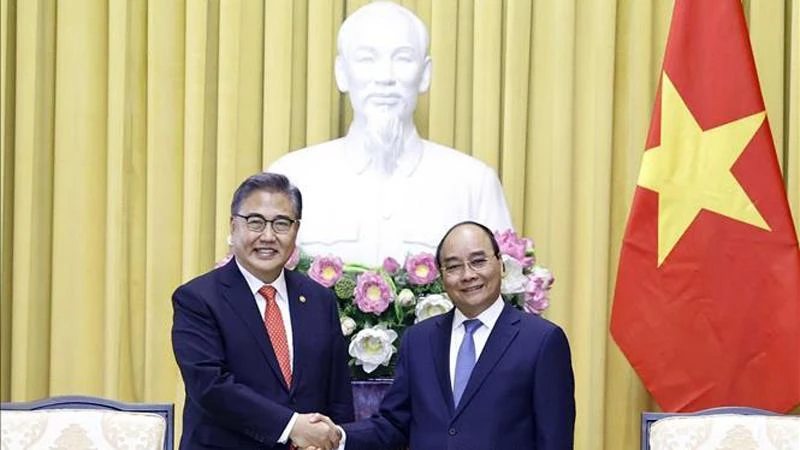 Chủ tịch nước Nguyễn Xuân Phúc tiếp Bộ trưởng Ngoại giao Hàn Quốc Park Jin. (Ảnh: Thống Nhất/TTXVN)