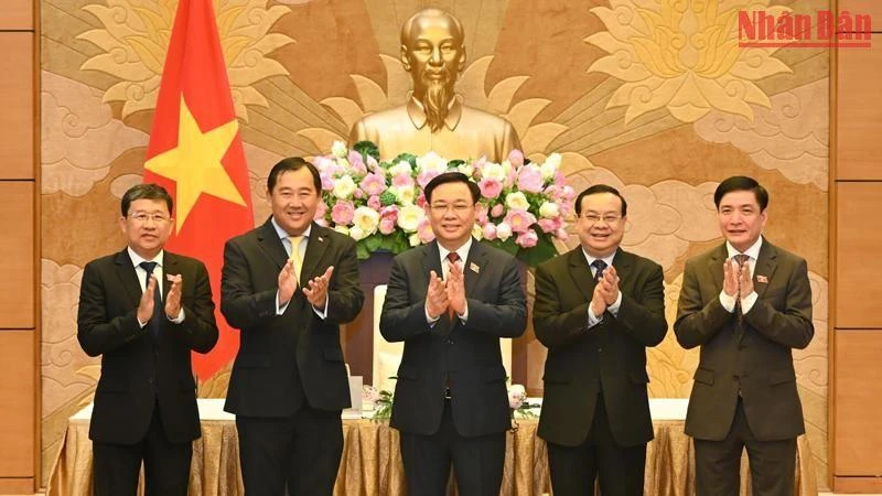 Chủ tịch Quốc hội Vương Đình Huệ và Chủ nhiệm Ủy ban Đối ngoại Quốc hội Lào Sanya Praseuth; Chủ nhiệm Ủy ban Đối ngoại, hợp tác quốc tế, thông tin và truyền thông Quốc hội Campuchia Sous Yara cùng các đại biểu tại buổi tiếp.