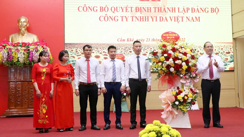 Phó Bí thư Thường trực Tỉnh ủy Phú Thọ Hoàng Công Thủy tặng hoa chúc mừng Đảng bộ Công ty trách nhiệm hữu hạn YI DA Việt Nam.