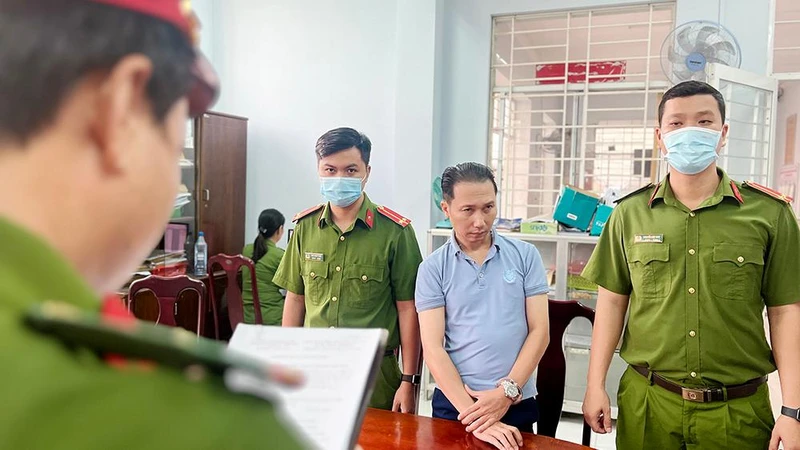 Công an thành phố Long Xuyên đọc lệnh bắt giữ Tú.