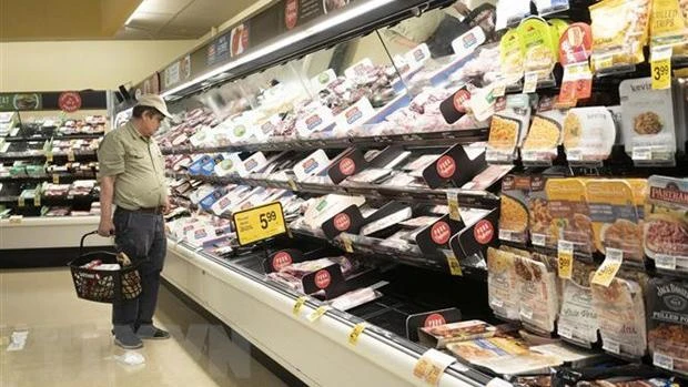 Người dân mua sắm tại một siêu thị ở Millbrae, bang California, Mỹ ngày 10/8/2022. (Ảnh: THX/TTXVN)