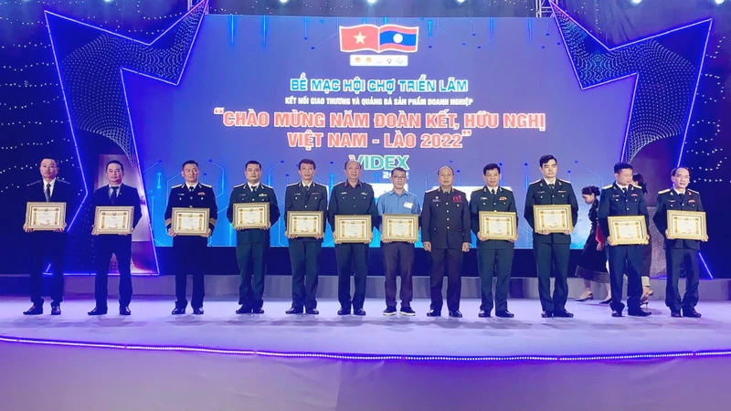 Trao tặng khen thưởng tại lễ bế mạc.