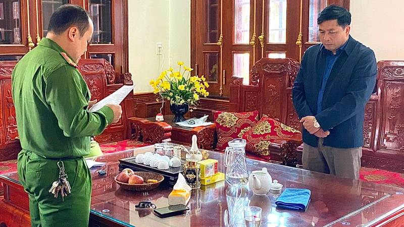 Cơ quan Công an thi hành Quyết định khởi tố bị can và lệnh cấm đi khỏi nơi cư trú đối với ông Nguyễn Ích Chánh.