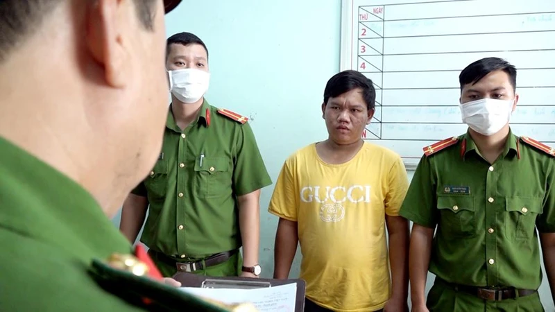 Công an thành phố Long Xuyên đọc lệnh khởi tố bị can Trương Minh Hòa.
