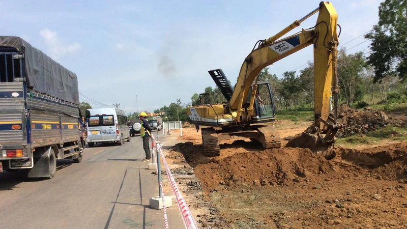 Quốc lộ 19, nối liền các tỉnh Bắc Tây Nguyên với các tỉnh Duyên hải miền trung đang được cải tạo, nâng cấp.