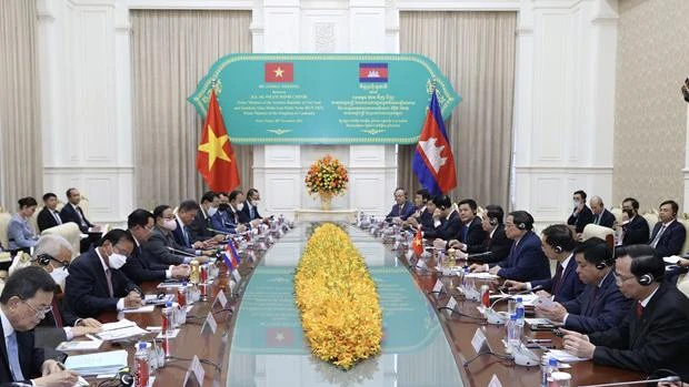 Thủ tướng Phạm Minh Chính hội đàm với Thủ tướng Campuchia Samdech Techo Hun Sen. (Ảnh: Dương Giang/TTXVN)