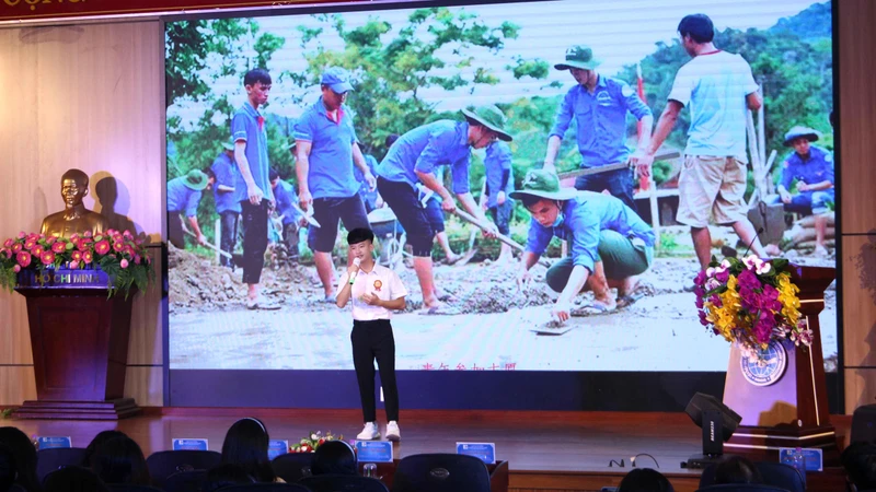 Sinh viên hùng biện tại Cuộc thi.