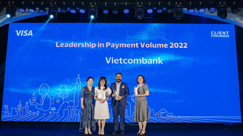 Bà Đoàn Hồng Nhung - Phó Giám đốc Khối bán lẻ Vietcombank nhận giải thưởng.