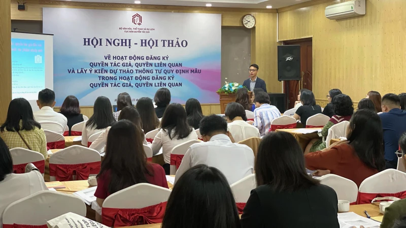 Các đại biểu trao đổi tại hội thảo.