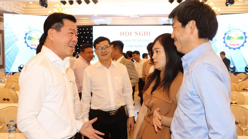 Bí thư Tỉnh ủy Đồng Nai Nguyễn Hồng Lĩnh trao đổi với doanh nghiệp.