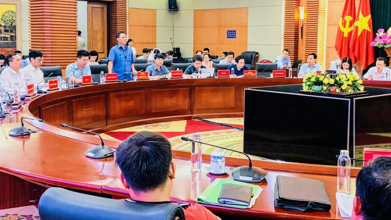 Quang cảnh Chủ tịch Ủy ban nhân dân thành phố Hải Phòng đối thoại với các hộ dân trong diện bị thu hồi đất.