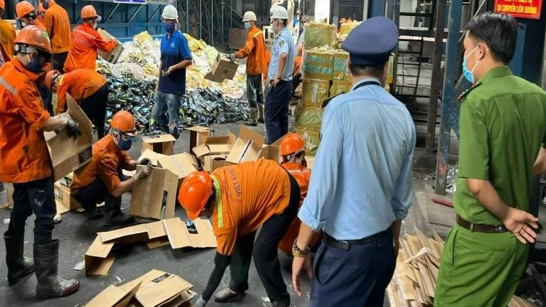 Lô hàng vi phạm được tiêu hủy tại nhà máy công ty xử lý môi trường.