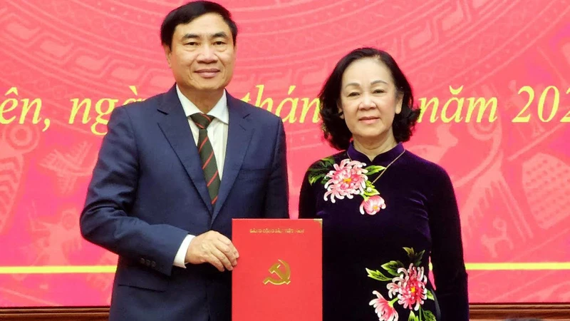 Đồng chí Trương Thị Mai, Ủy viên Bộ Chính trị, Bí thư Trung ương Đảng, Trưởng Ban Tổ chức Trung ương trao quyết định và chúc mừng đồng chí Trần Quốc Cường.