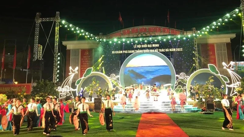 Trình diễn sắc màu văn hóa.