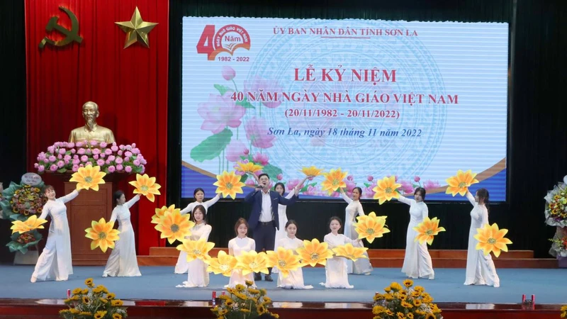 Văn nghệ chào mừng 40 năm Ngày nhà giáo Việt Nam.