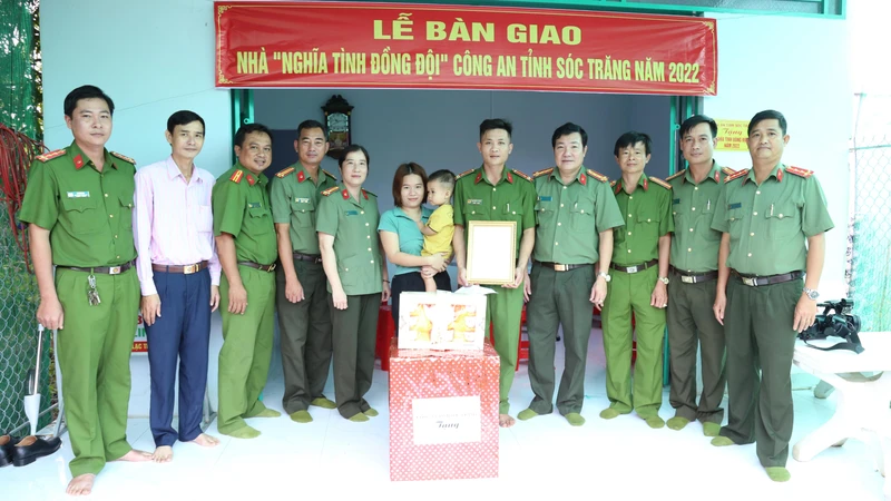 Đại tá Lâm Thành Sol, Bí thư Đảng ủy, Giám đốc Công an tỉnh Sóc Trăng cùng đại diện chính quyền địa phương bàn giao nhà “Nghĩa tình đồng đội” cho gia đình đồng chí Nguyễn Sỹ Thông. 