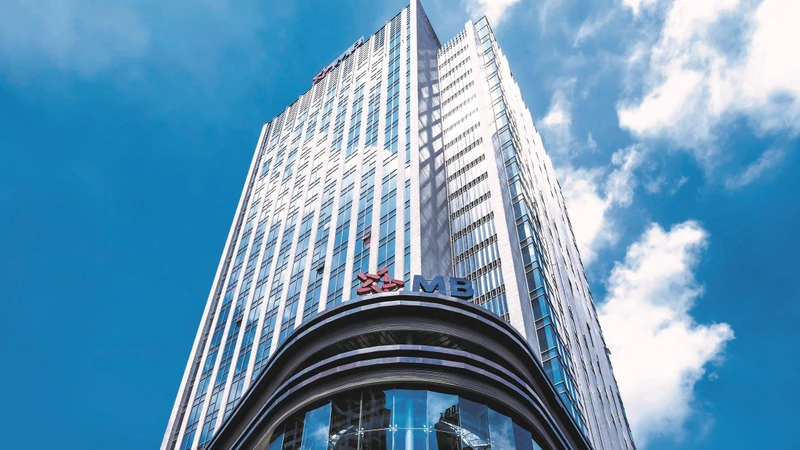 Fitch Ratings nâng bậc tín nhiệm của MB từ mức B+ lên BB-, triển vọng tích cực.