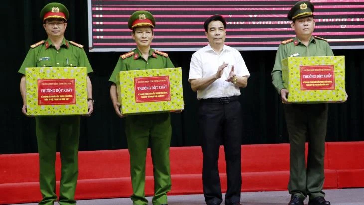 Đồng chí Lê Văn Dũng thưởng nóng cho 3 đơn vị có thành tích cao trong công tác tấn công tội phạm trên không gian mạng.