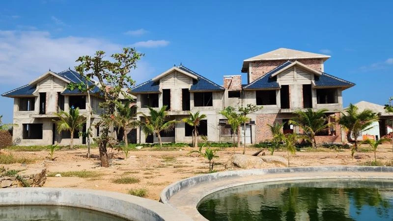 Khu dịch vụ nghỉ dưỡng xây gần hoàn thiện nhưng không có giấy phép ở xã Trung Trạch, huyện Bố Trạch.