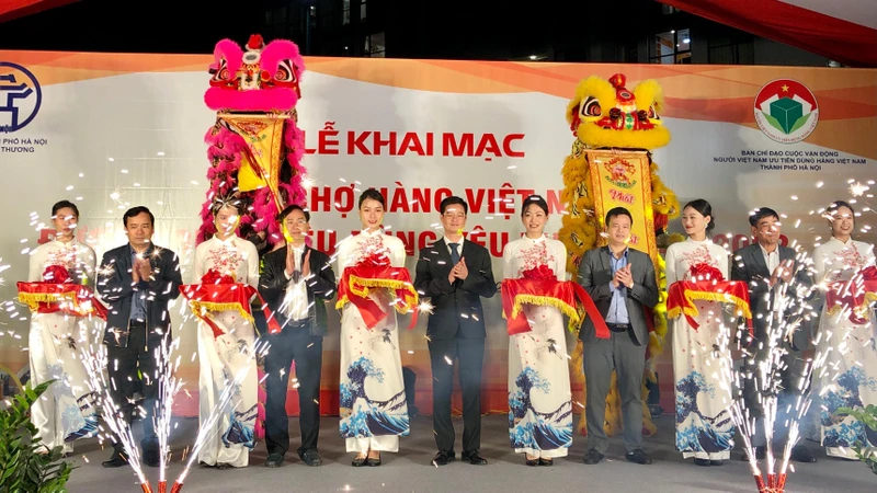 Cắt băng khai mạc Hội chợ.