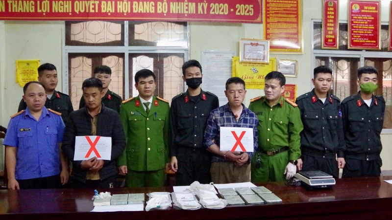 Hai đối tượng Thào Ly Pó và Vàng Mí Co (đánh dấu X) cùng số tang vật 15 bánh heroin bị bắt giữ.