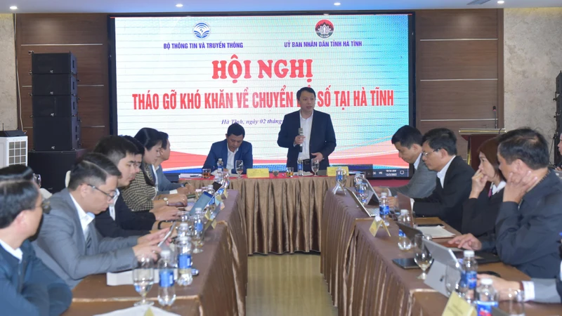 Lãnh đạo Bộ Thông tin và Truyền thông và tỉnh Hà Tĩnh chia sẻ, tháo gỡ các khó khăn liên quan đến chuyển đổi số. 