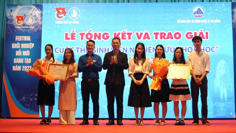 Trao hai giải Nhất cho nhóm tác giả.