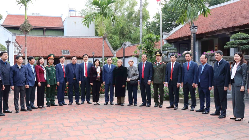 Các đại biểu tham quan tại Nhà lưu niệm đồng chí Ngô Gia Tự.