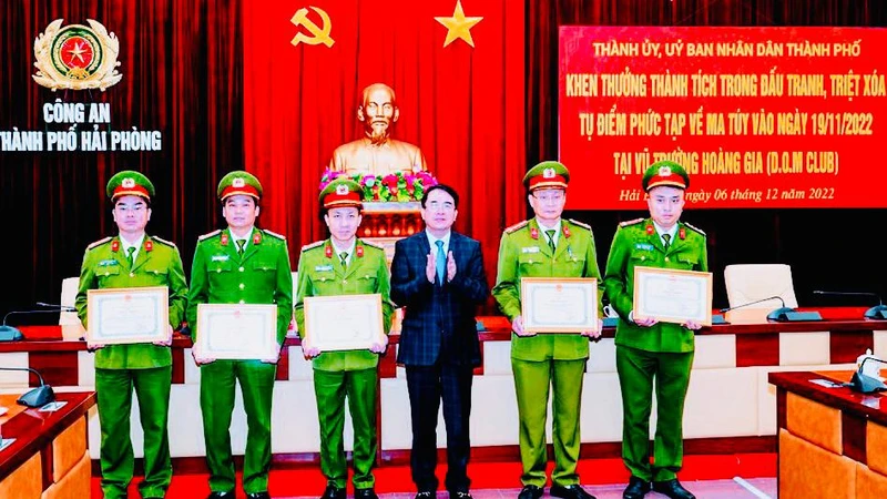 Lãnh đạo thành phố Hải Phòng khen thưởng các tập thể và cá nhân có thành tích xuất sắc trong phá án.